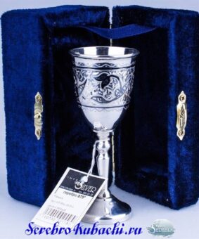 серебряная рюмка с узором