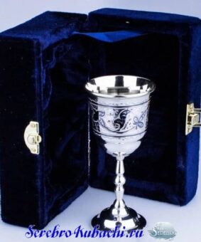 большая серебряная рюмка