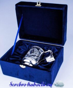 большая серебряная кружка