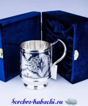 большая серебряная кружка