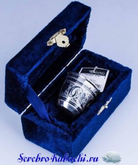 серебряная стопка в футляре