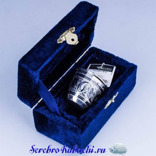 серебряная стопка в футляре