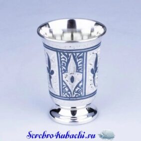 красивая серебряная стопка