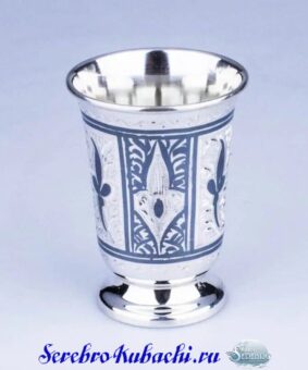 красивая серебряная стопка