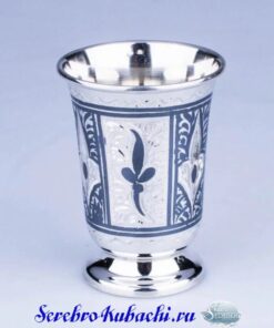 красивая серебряная стопка