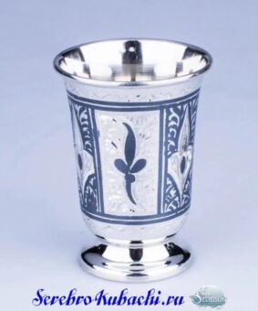 красивая серебряная стопка