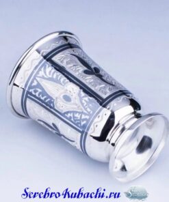 красивая серебряная стопка