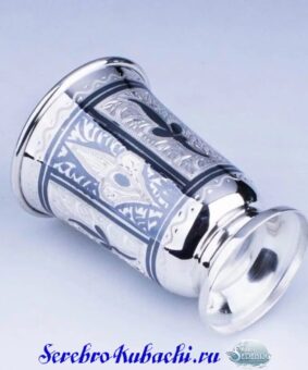 красивая серебряная стопка