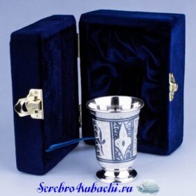 красивая серебряная стопка