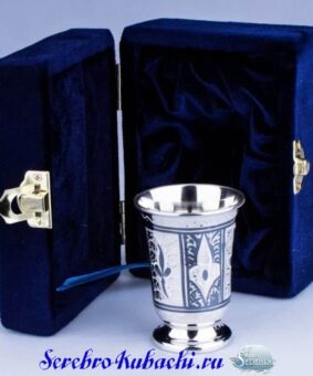 красивая серебряная стопка