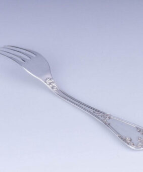 серебряная вилка