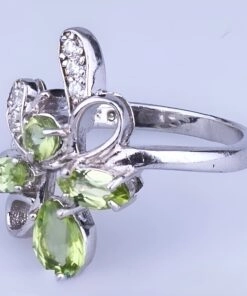 серебряное кольцо с хризолитом