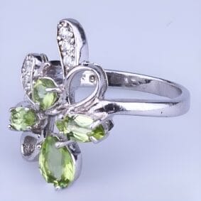 серебряное кольцо с хризолитом