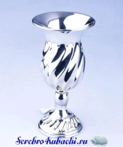 красивый серебряный бокал