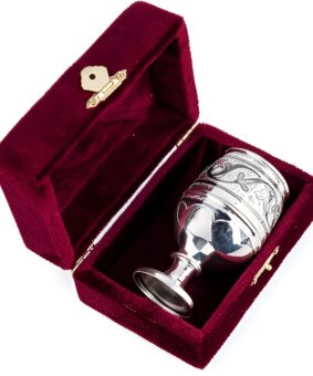 серебряный бокал