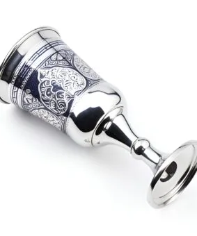 серебряный бокал