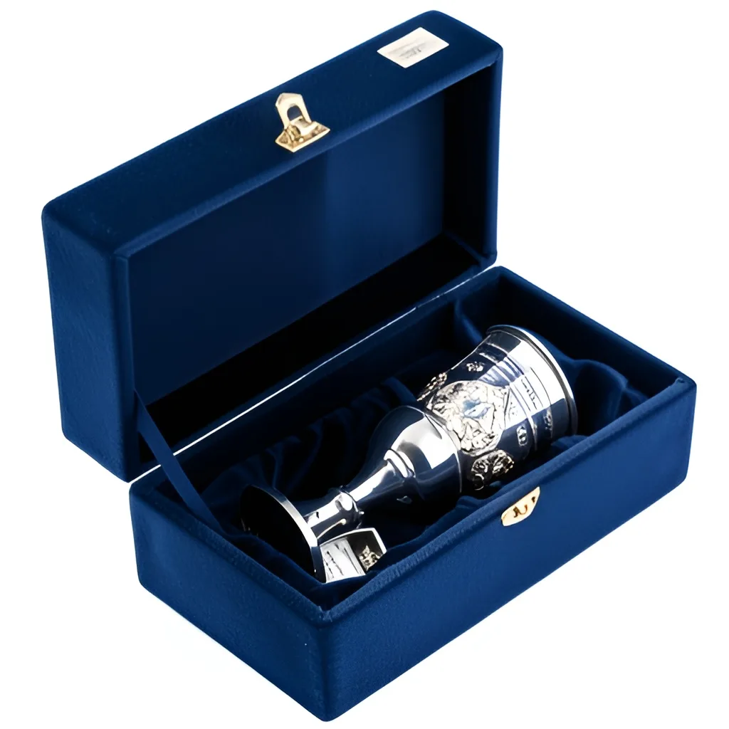 серебряный бокал