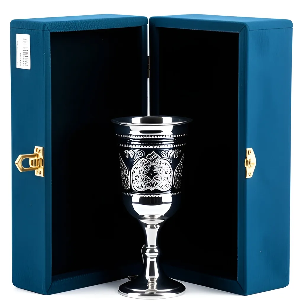 серебряный бокал