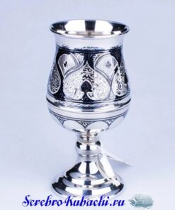 красивый серебряный бокал