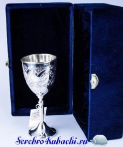 белый серебряный бокал