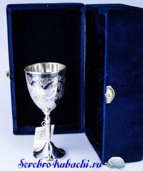 белый серебряный бокал