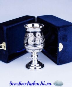 красивый серебряный бокал