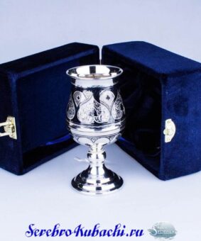 красивый серебряный бокал