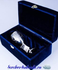 белый серебряный бокал