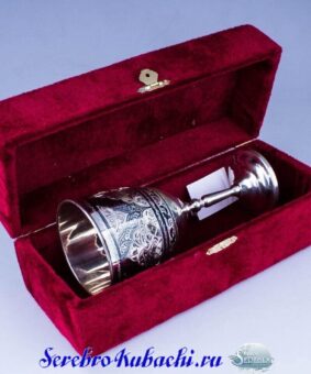 серебряный бокал для вина