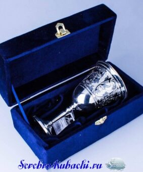 серебряный бокал для вина