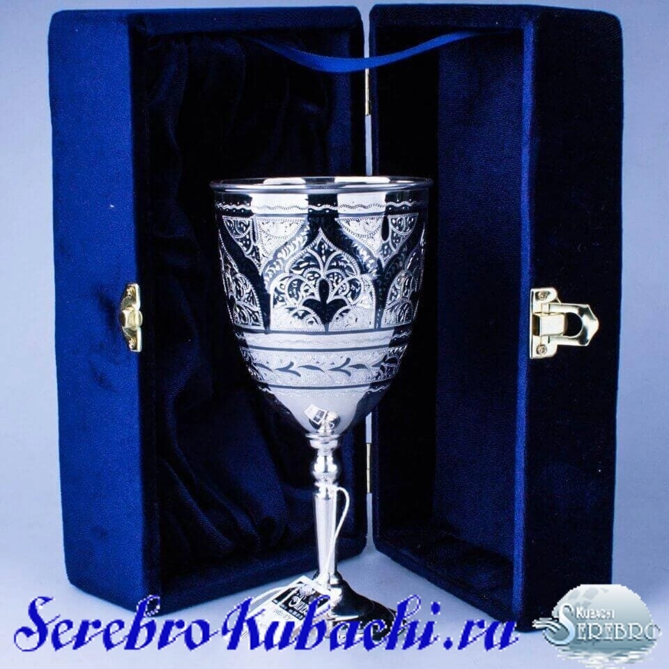 серебряный кубок под вино
