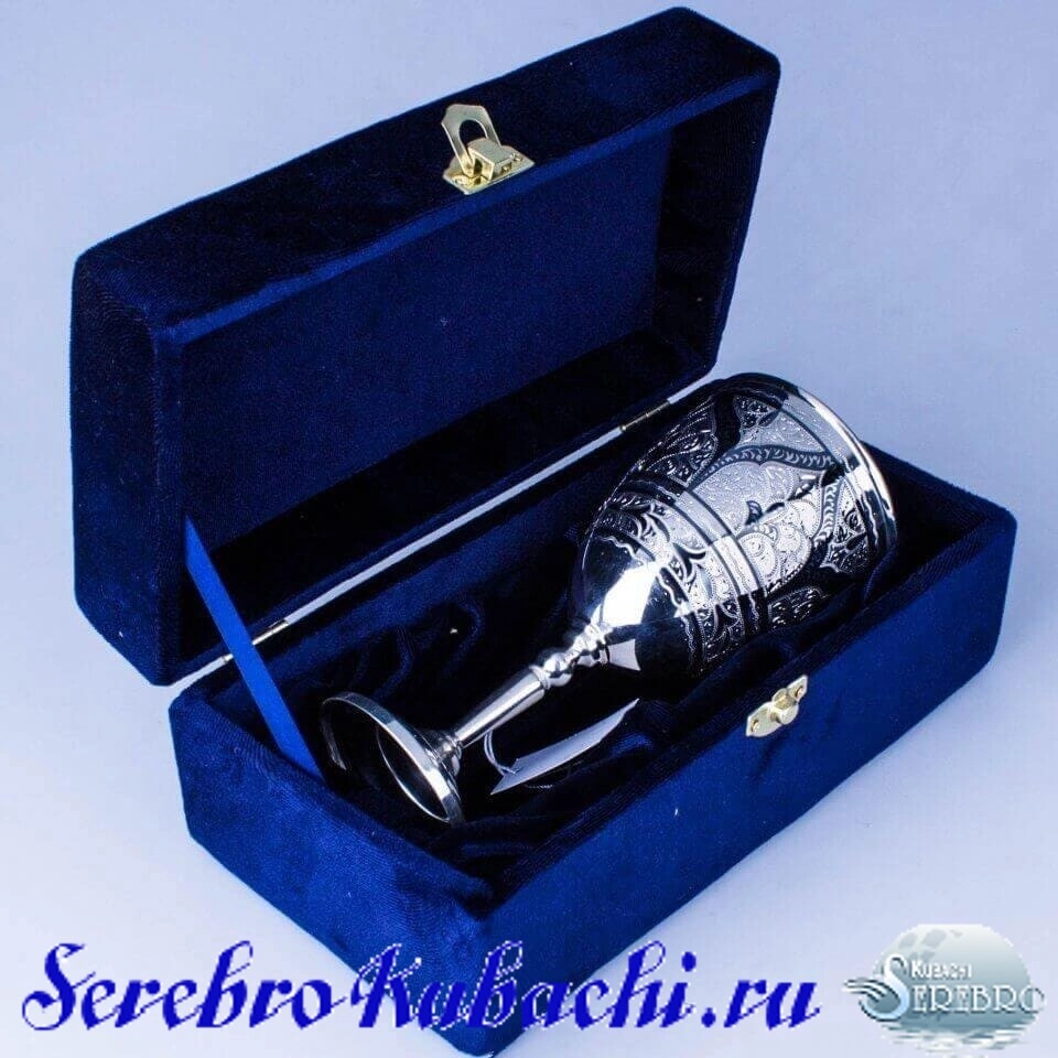 серебряный кубок под вино