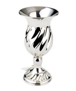 красивый серебряный бокал