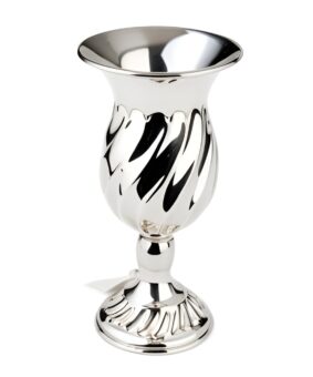 красивый серебряный бокал