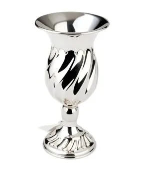 красивый серебряный бокал