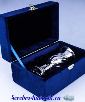 красивый серебряный бокал