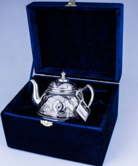 серебряный заварочный чайник с футляром