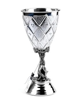 серебряный кубок статуя