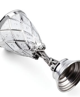 серебряный кубок статуя