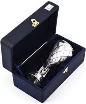 серебряный кубок статуя