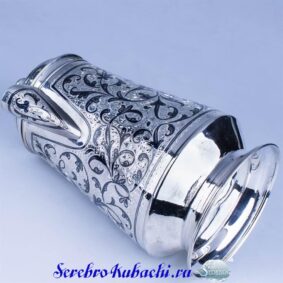 большой серебряный кофейник