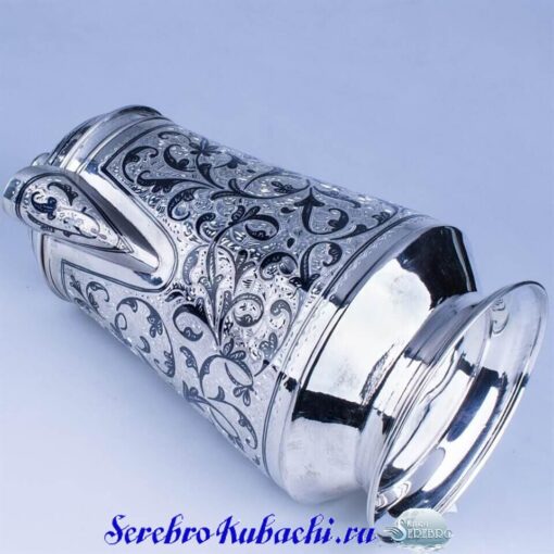 большой серебряный кофейник