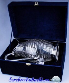 серебряный кувшин чешуя