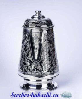 большой серебряный кофейник