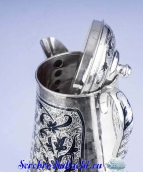 большой серебряный кофейник
