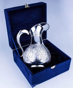 серебряный кувшин виноградная лоза