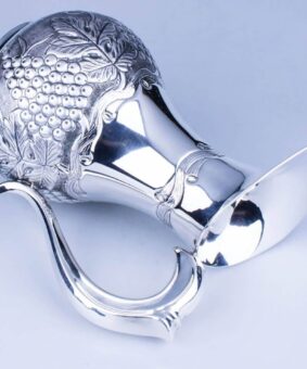 серебряный кувшин виноградная лоза