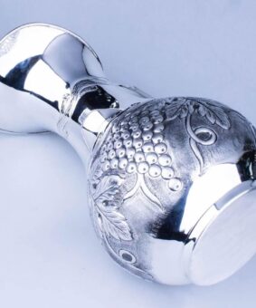 серебряный кувшин виноградная лоза