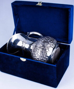 серебряный кувшин лоза