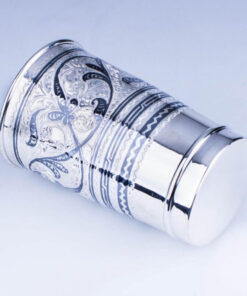 красивый серебряный стакан